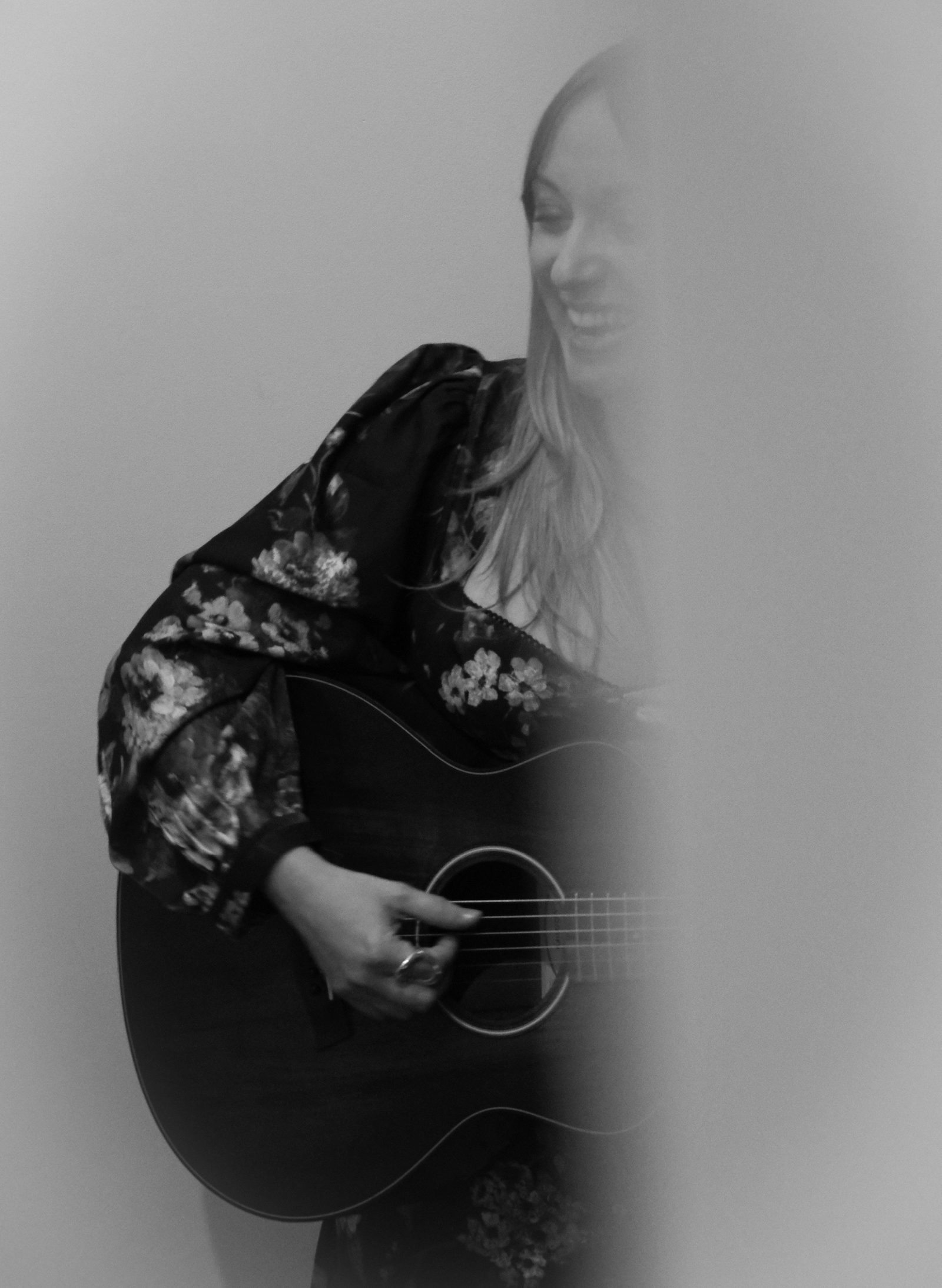 Élodie, voix et guitare d'Elma and the Moon